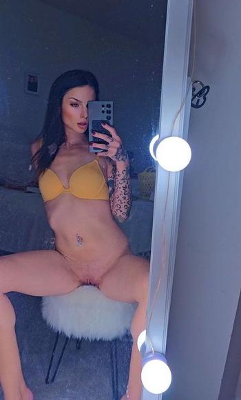 CHARLTTE, 23  female escort, Columbia